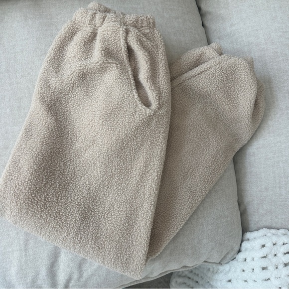 Daily Drills Cozy Sherpa Joggers in Sand - Picture 2 of 5